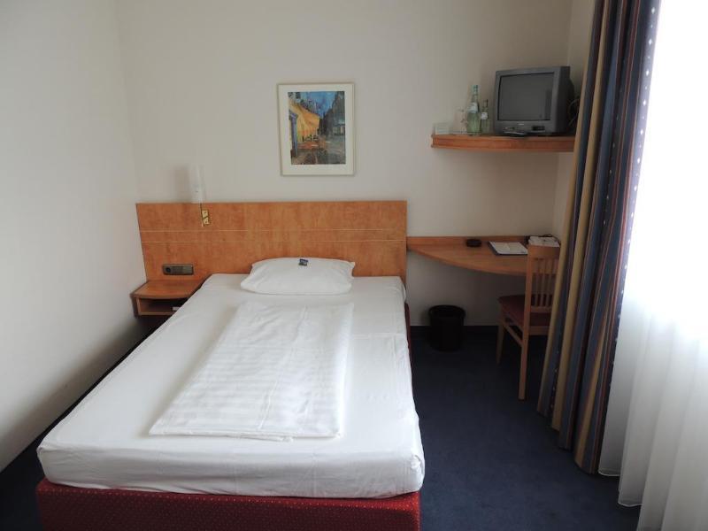 Airport Business Hotel Koeln Esterno foto