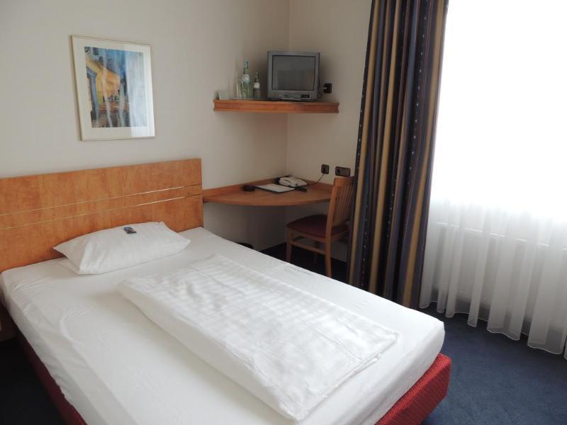 Airport Business Hotel Koeln Esterno foto