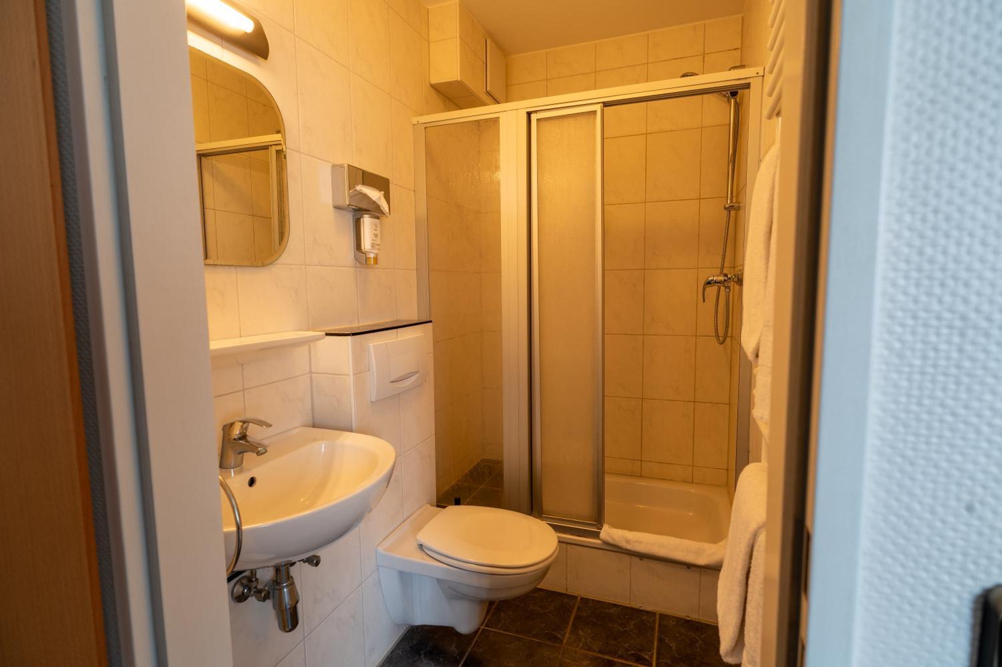 Airport Business Hotel Koeln Esterno foto