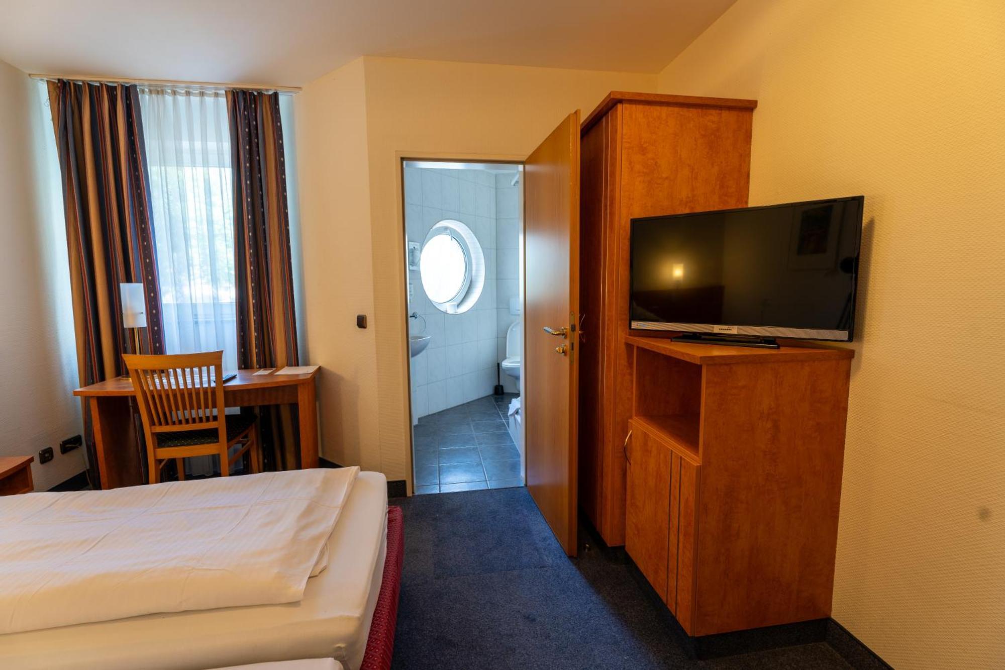Airport Business Hotel Koeln Esterno foto