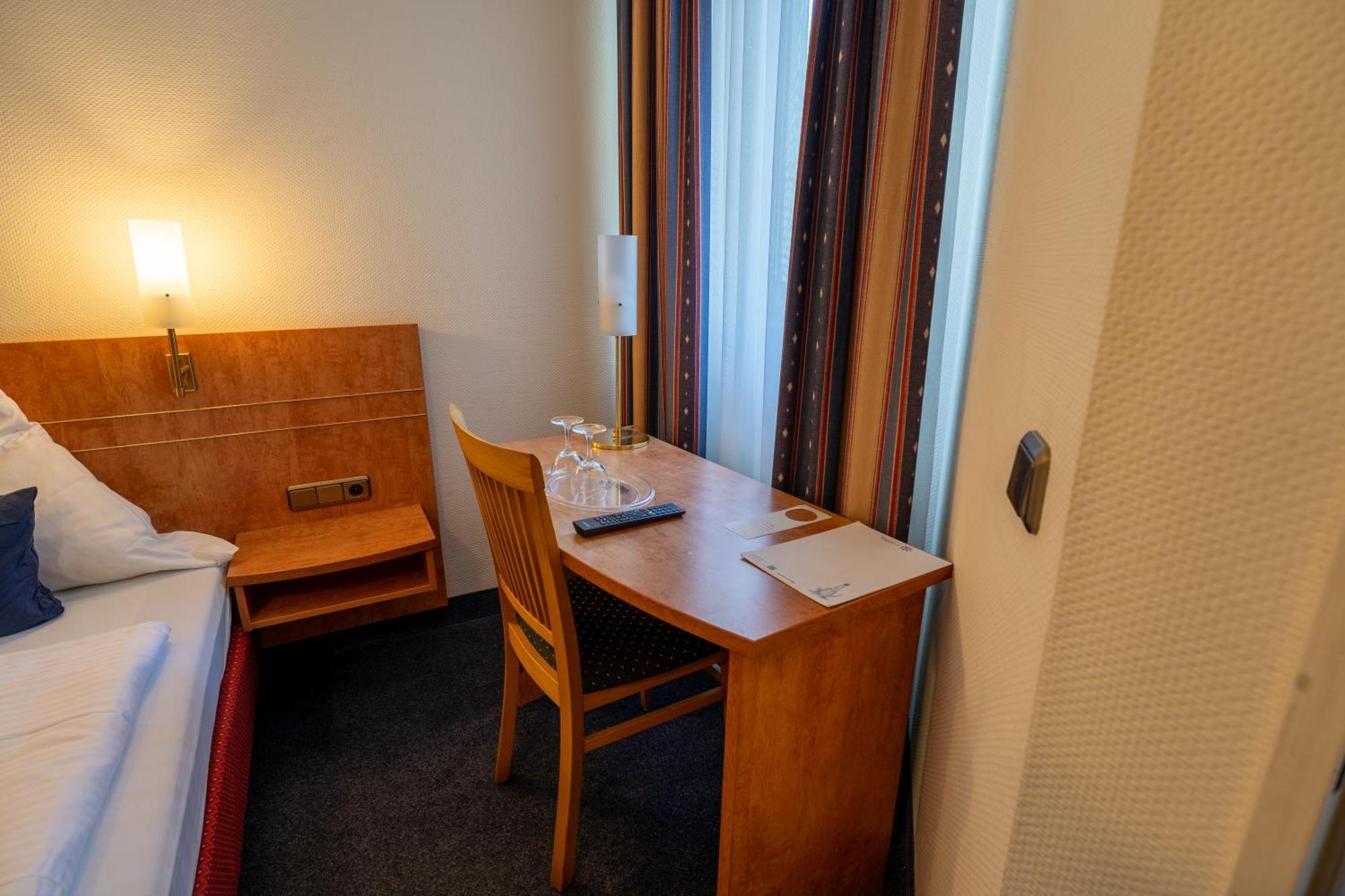 Airport Business Hotel Koeln Esterno foto