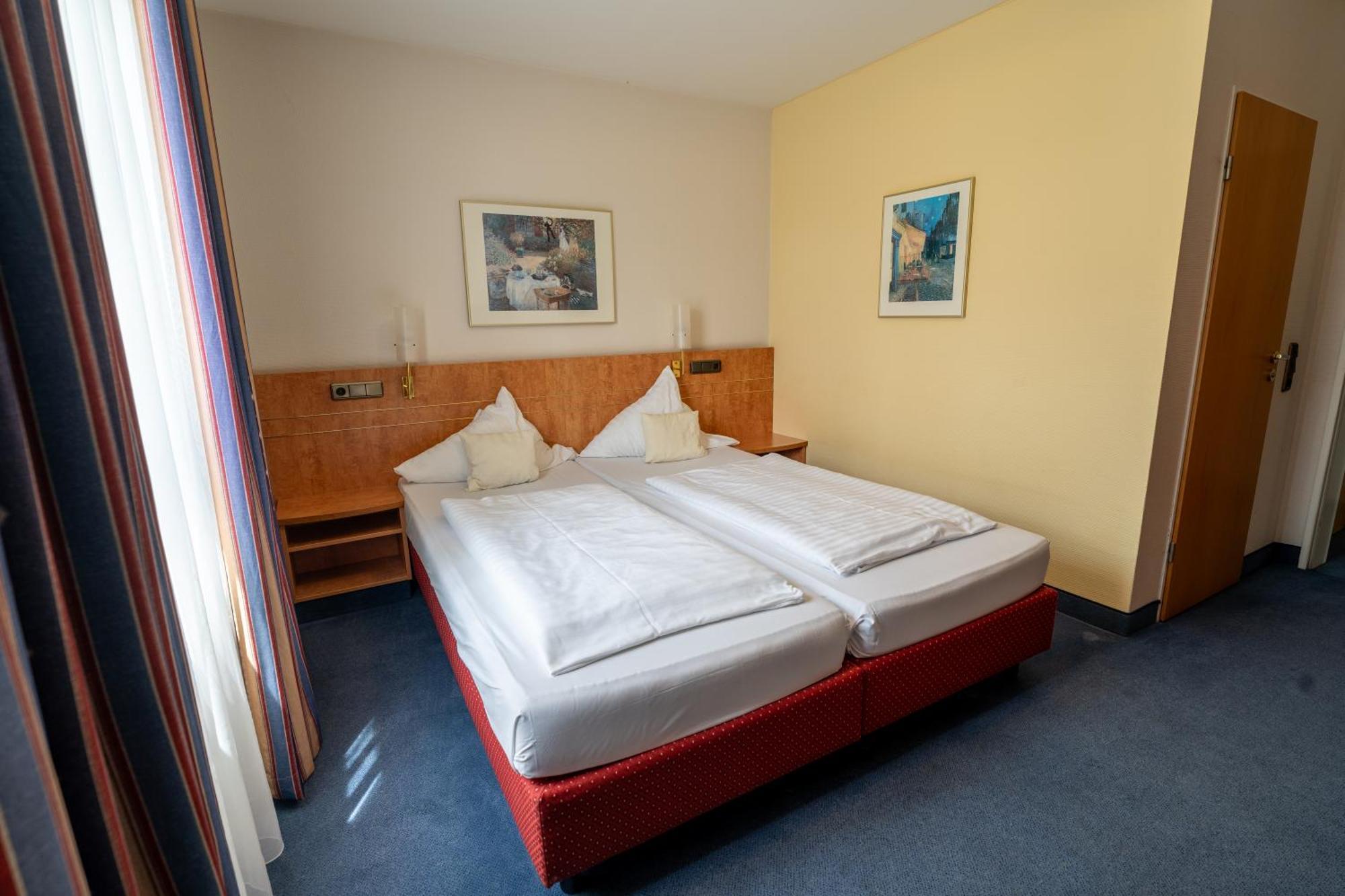 Airport Business Hotel Koeln Esterno foto