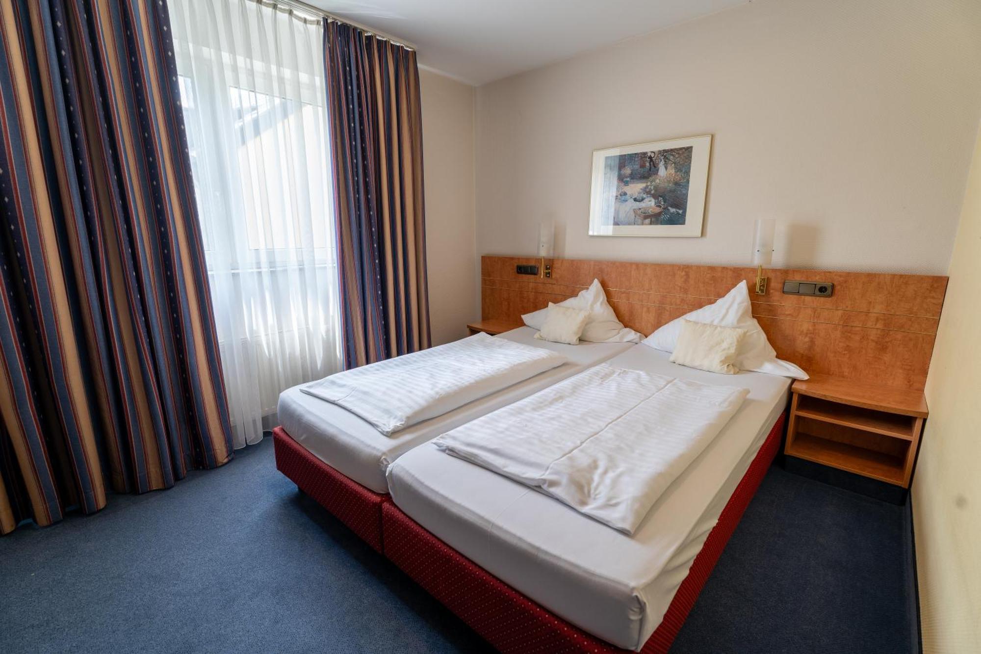 Airport Business Hotel Koeln Esterno foto