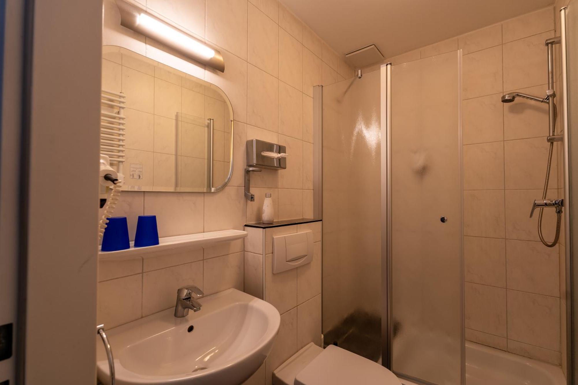 Airport Business Hotel Koeln Esterno foto