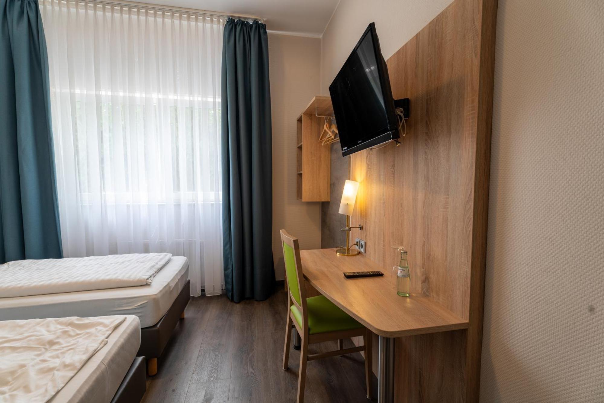 Airport Business Hotel Koeln Esterno foto