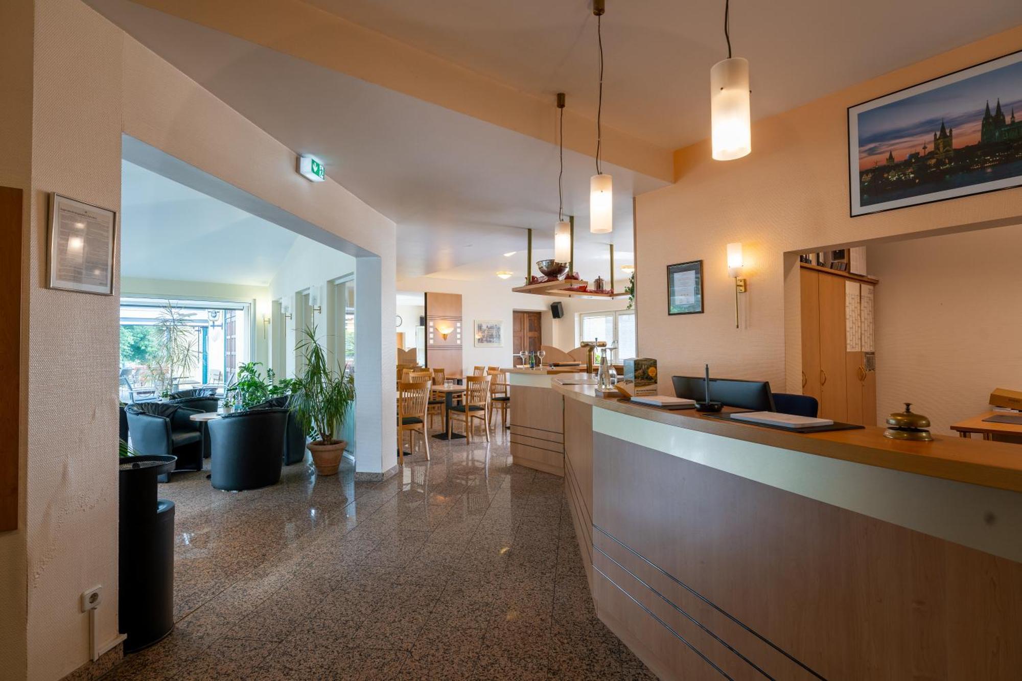 Airport Business Hotel Koeln Esterno foto
