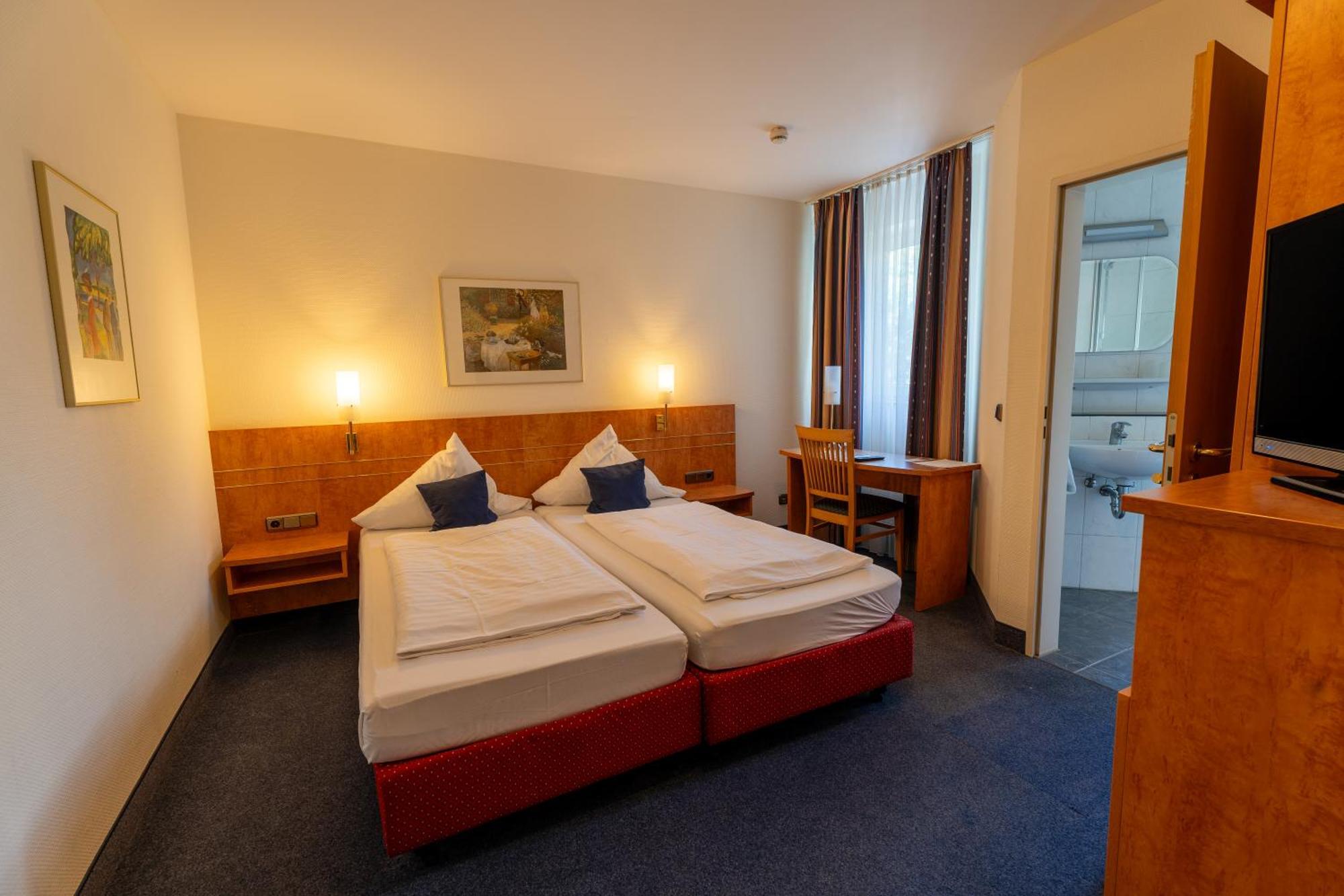 Airport Business Hotel Koeln Esterno foto